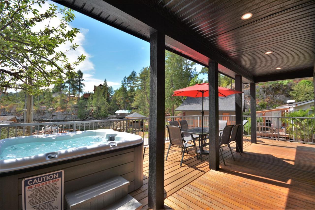 Pender Harbour Resort & Marina Garden Bay ภายนอก รูปภาพ