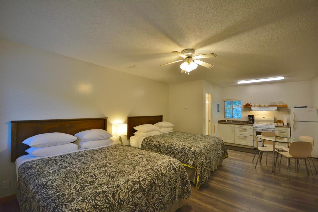 Pender Harbour Resort & Marina Garden Bay ภายนอก รูปภาพ
